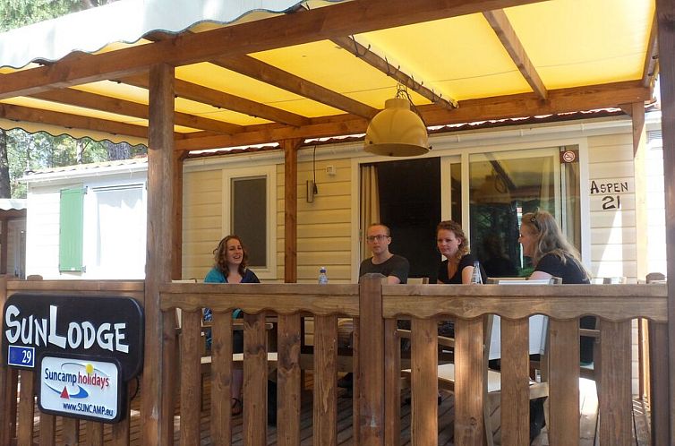 Veranda van SunLodge Aspen in Cavallino, Venetie, biedt een perfecte plek voor een ontspannen vakantieverblijf.