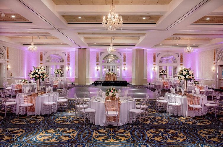 Hotel Roanoke & Conference Center, Curio Collection by Hilto