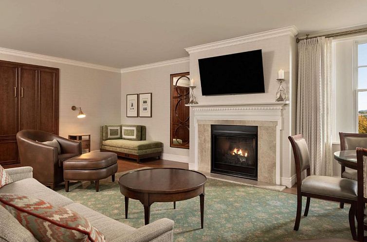 Hotel Roanoke & Conference Center, Curio Collection by Hilto