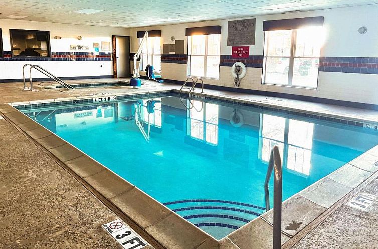 Country Inn & Suites by Radisson, Crystal Lake, IL