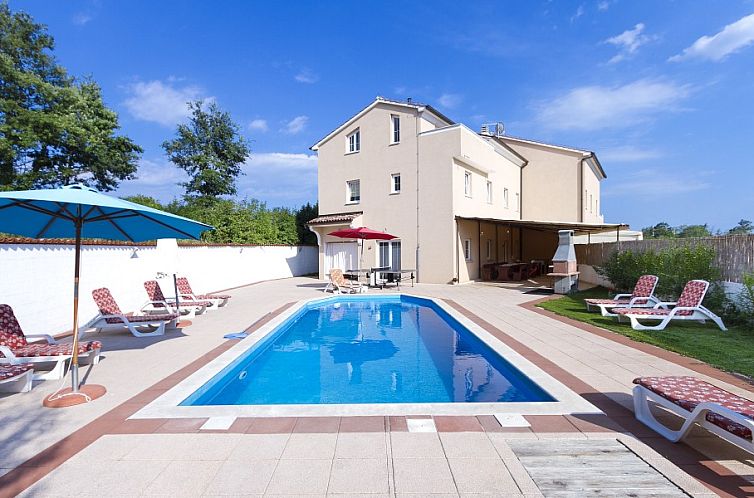 Geniessen Sie Ruhe und Frieden in der Villa August in Cere, Istrien, Kroatien, mit einem schoenen Pool und gruener Umgebung fuer einen perfekten Urlaub.