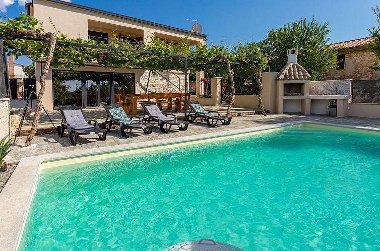 Vakantiehuis Schönes Ferienhaus in Modrusani mit Großem Ga