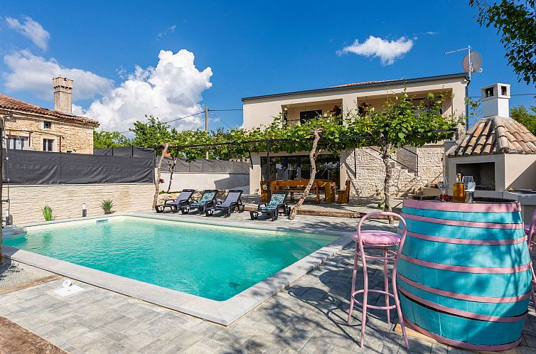 Vakantiehuis Schönes Ferienhaus in Modrusani mit Großem Ga