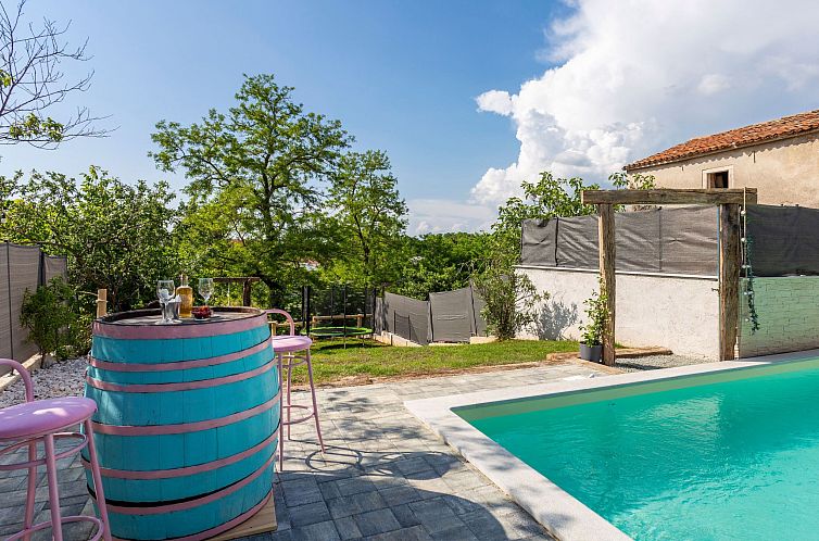 Vakantiehuis Schönes Ferienhaus in Modrusani mit Großem Ga