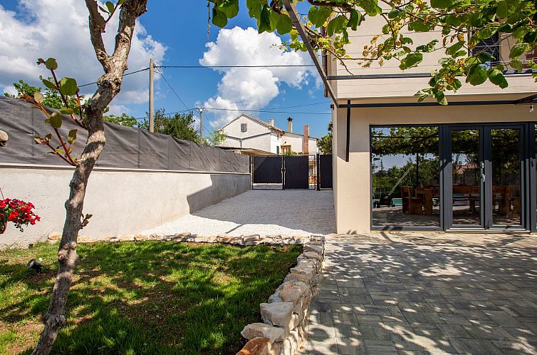 Vakantiehuis Schönes Ferienhaus in Modrusani mit Großem Ga