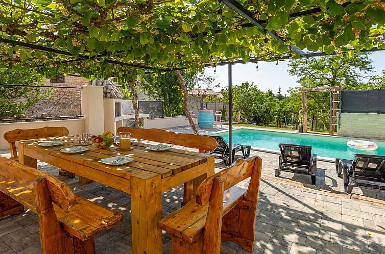 Vakantiehuis Schönes Ferienhaus in Modrusani mit Großem Ga