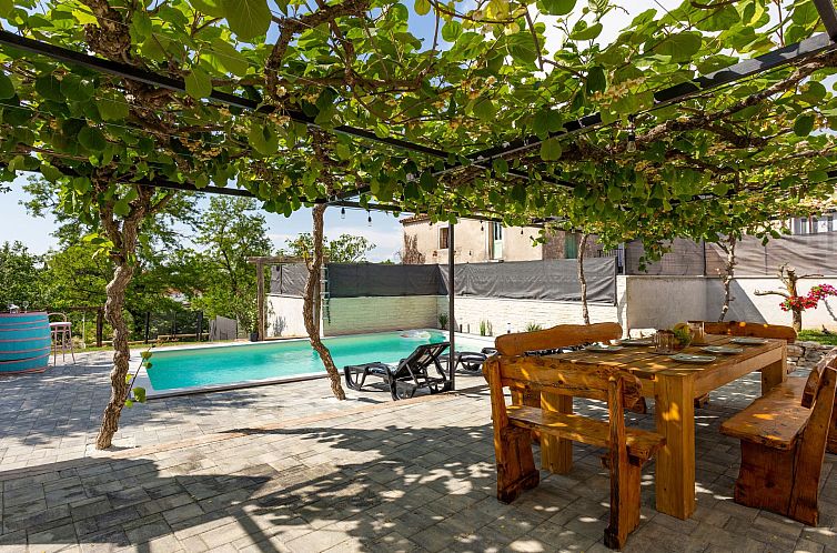 Vakantiehuis Schönes Ferienhaus in Modrusani mit Großem Ga