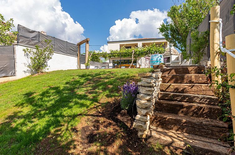 Vakantiehuis Schönes Ferienhaus in Modrusani mit Großem Ga