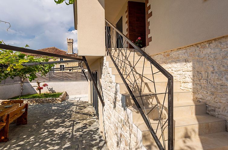 Vakantiehuis Schönes Ferienhaus in Modrusani mit Großem Ga