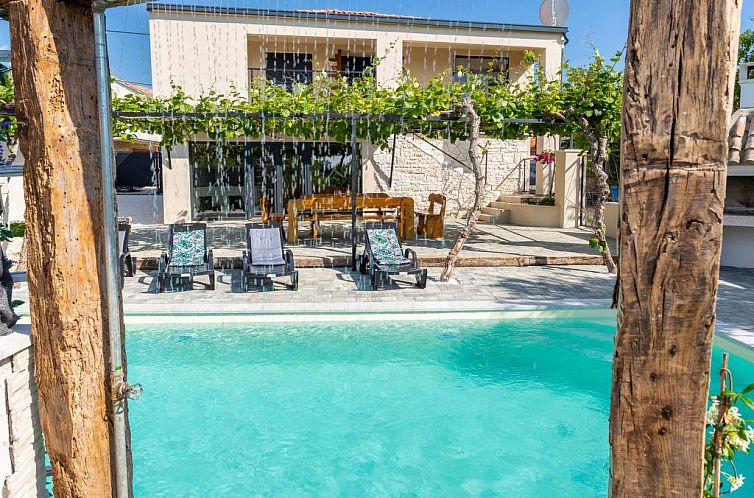 Vakantiehuis Schönes Ferienhaus in Modrusani mit Großem Ga