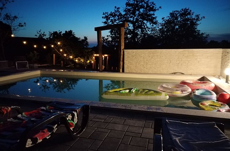 Vakantiehuis Schönes Ferienhaus in Modrusani mit Großem Ga