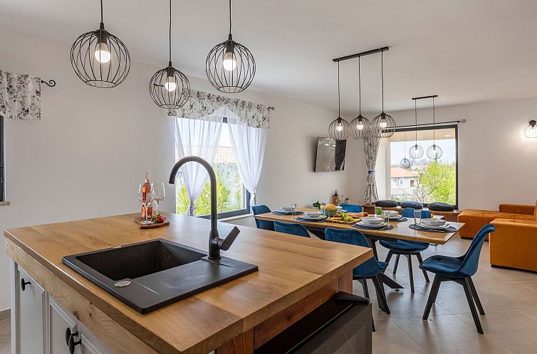 Vakantiehuis Schönes Ferienhaus in Modrusani mit Großem Ga