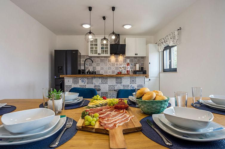 Vakantiehuis Schönes Ferienhaus in Modrusani mit Großem Ga