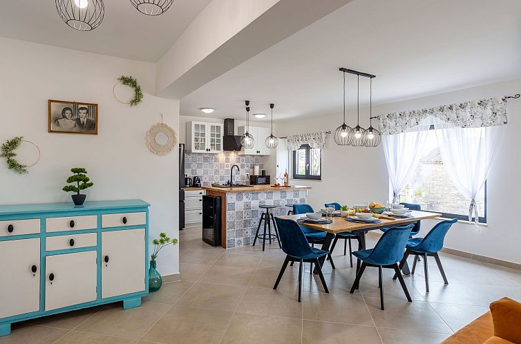 Vakantiehuis Schönes Ferienhaus in Modrusani mit Großem Ga