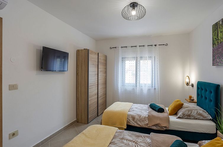 Vakantiehuis Schönes Ferienhaus in Modrusani mit Großem Ga