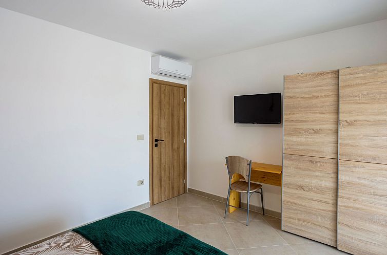 Vakantiehuis Schönes Ferienhaus in Modrusani mit Großem Ga
