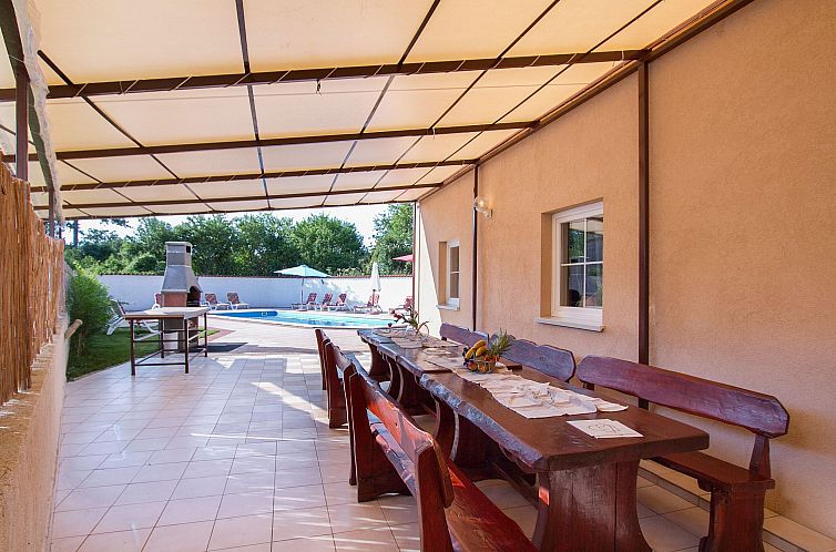 Vakantiehuis Wunderschönes Ferienhaus in Cere mit Privatem 