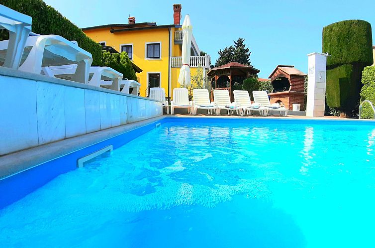 Vakantiehuis mit beheiztem Pool