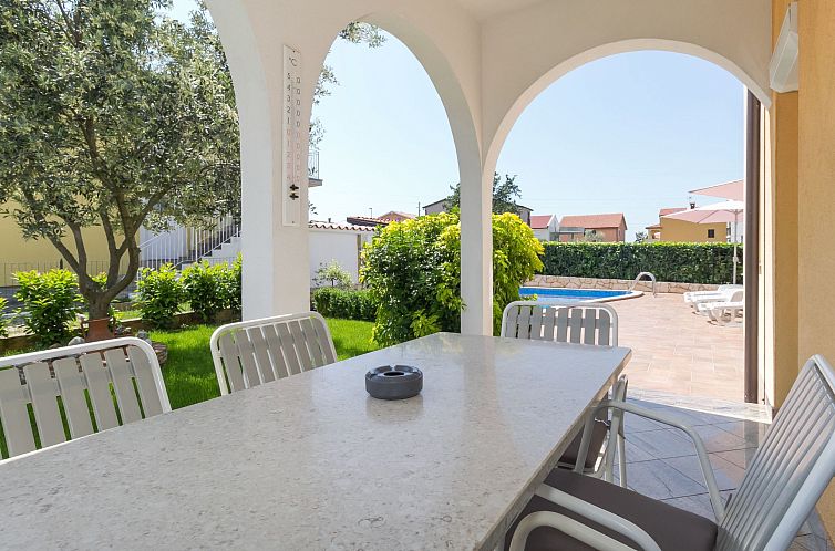 Vakantiehuis Schönes Ferienhaus mit Swimmingpool