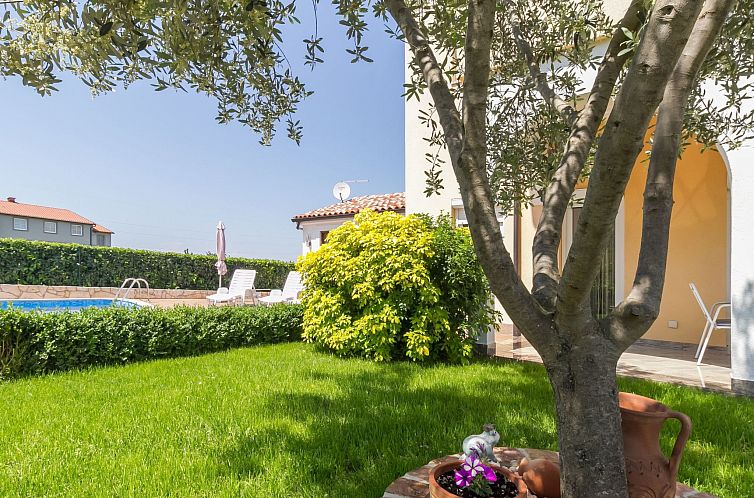 Vakantiehuis Schönes Ferienhaus mit Swimmingpool
