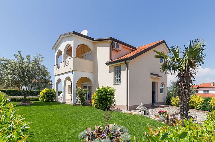 Vakantiehuis Schönes Ferienhaus mit Swimmingpool