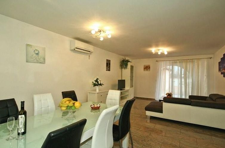 Vakantiehuis mit Pool, Terrasse und Parkplatz