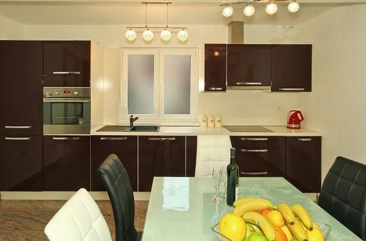 Vakantiehuis mit Pool, Terrasse und Parkplatz