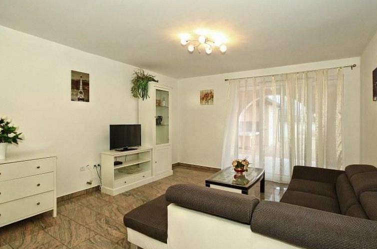 Vakantiehuis mit Pool, Terrasse und Parkplatz