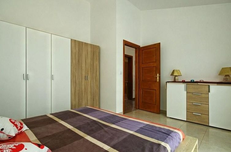 Vakantiehuis mit Pool, Terrasse und Parkplatz