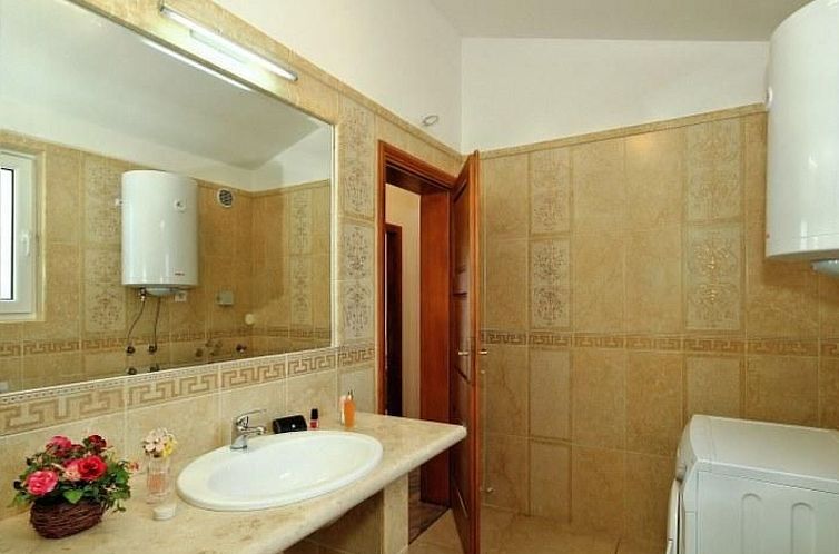 Vakantiehuis mit Pool, Terrasse und Parkplatz