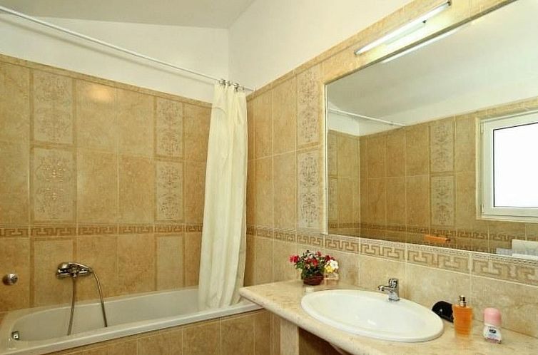 Vakantiehuis mit Pool, Terrasse und Parkplatz