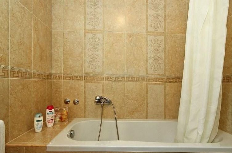 Vakantiehuis mit Pool, Terrasse und Parkplatz