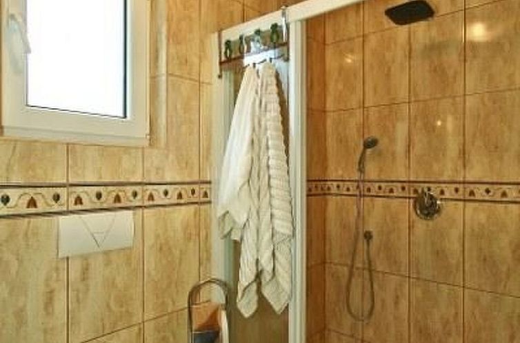 Vakantiehuis mit Pool, Terrasse und Parkplatz