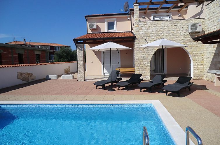 Vakantiehuis mit Pool, Terrasse und Parkplatz