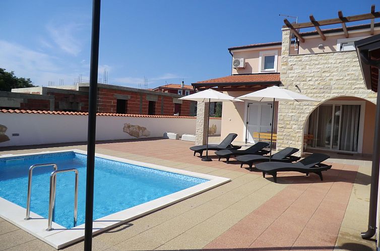Vakantiehuis mit Pool, Terrasse und Parkplatz