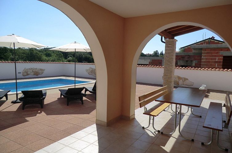 Vakantiehuis mit Pool, Terrasse und Parkplatz