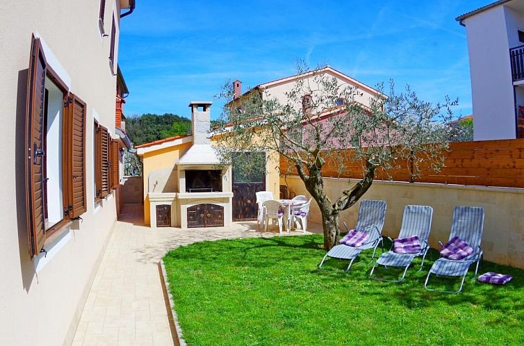 Appartement in Pula mit Grill, Garten und Terrasse