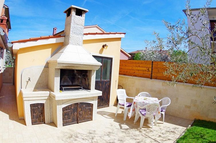 Appartement in Pula mit Grill, Garten und Terrasse