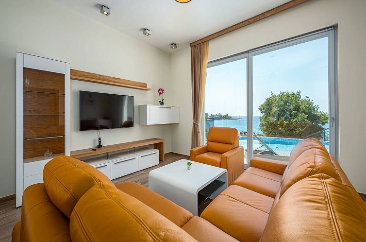 Vakantiehuis Cedar in Stoja mit großzügigem Garten