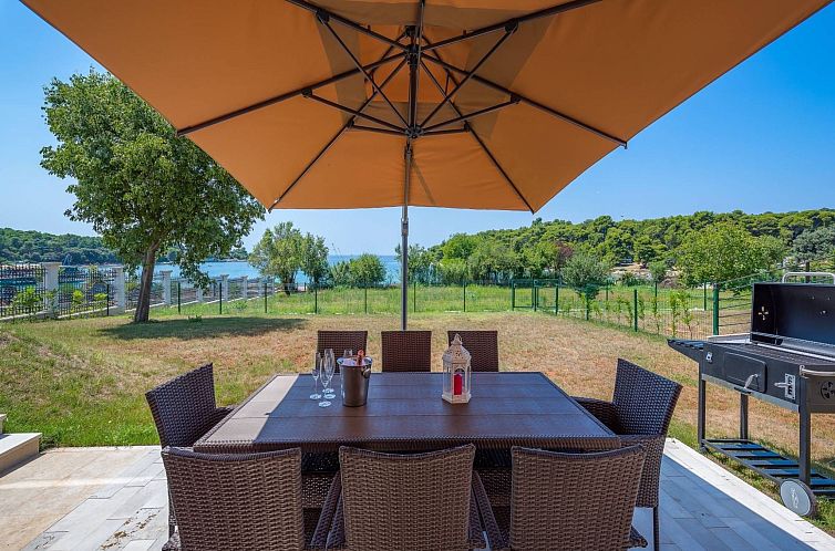 Vakantiehuis Cedar in Stoja mit großzügigem Garten