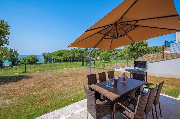 Vakantiehuis Cedar in Stoja mit großzügigem Garten