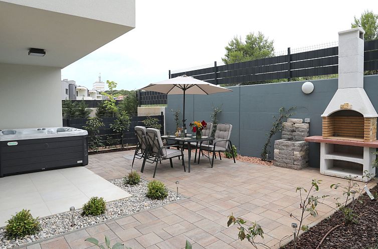 Guest house 10109128 - Apartment Istria - Appartement Luxus-Appartement mit Jacuzzi, Parkplatz und Gar