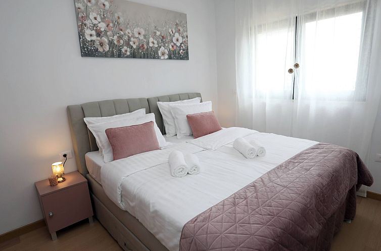 Appartement Luxus-Appartement mit Jacuzzi, Parkplatz und Gar