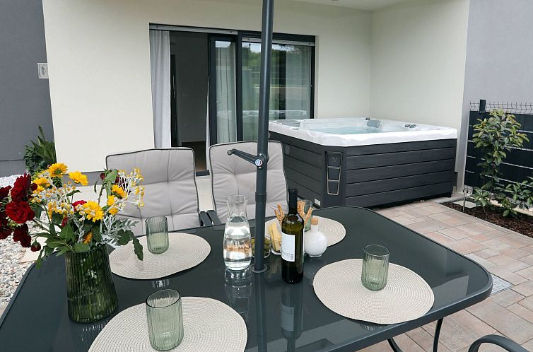 Appartement Luxus-Appartement mit Jacuzzi, Parkplatz und Gar