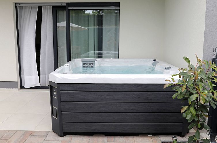 Appartement Luxus-Appartement mit Jacuzzi, Parkplatz und Gar