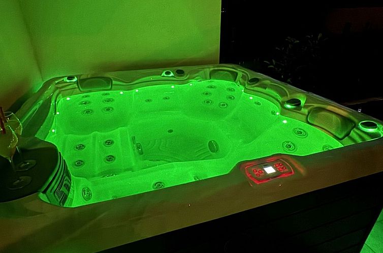 Appartement Luxus-Appartement mit Jacuzzi, Parkplatz und Gar