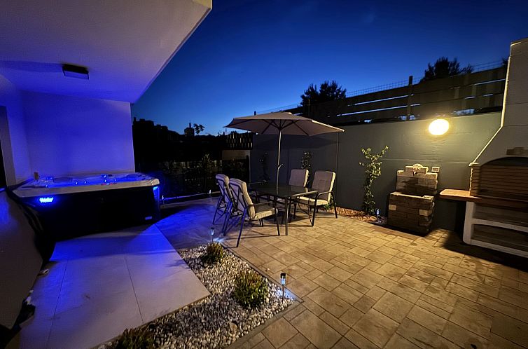 Appartement Luxus-Appartement mit Jacuzzi, Parkplatz und Gar