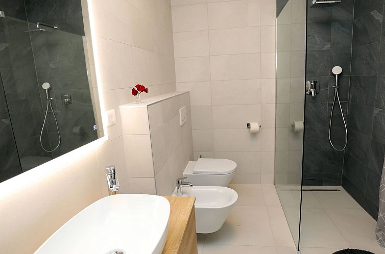 Appartement Luxus-Appartement mit Jacuzzi, Parkplatz und Gar