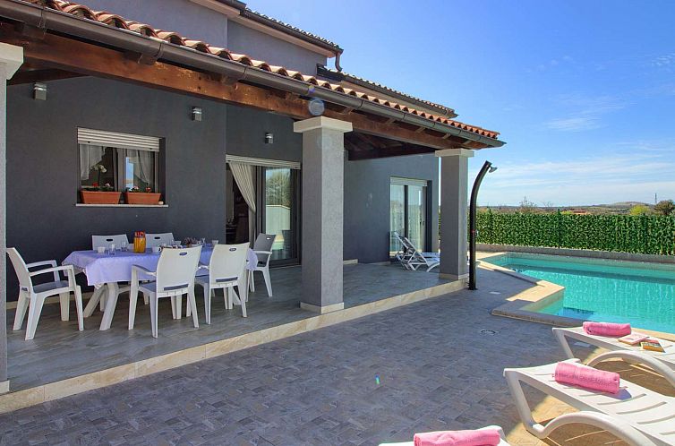 Vakantiehuis Villa Verde with heated pool