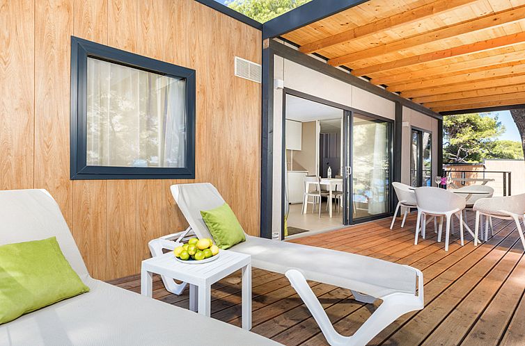 Geniet van de rust op de veranda van Camping Villa Sea View, Pula, Istrie, Kroatie, compleet met moderne ligbedden en een sfeervol terras.